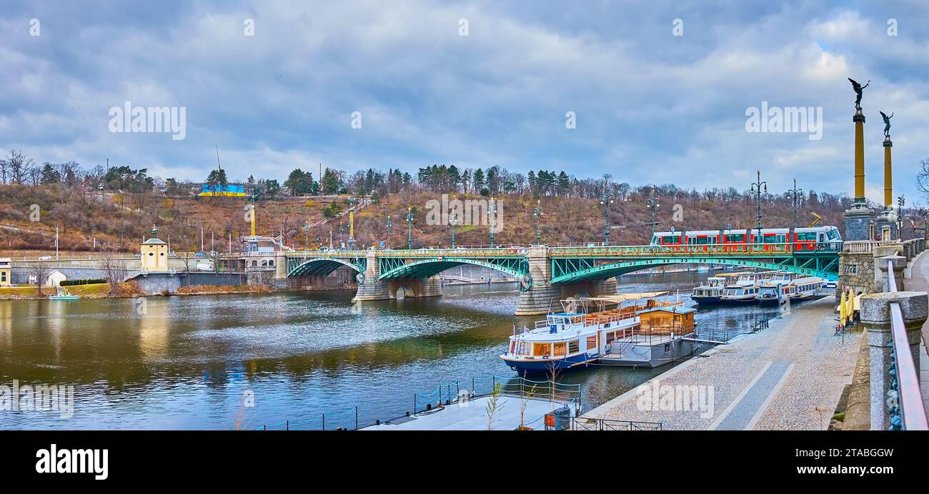 Panorama del Ponte di Cech attraverso il fiume Moldava contro il Colle di Letna, Praga, Cechia Foto Stock