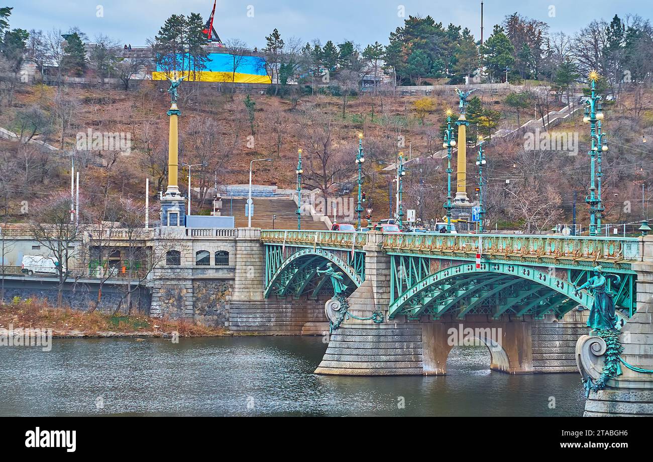 Il ponte d'epoca di Cech contro la Collina di Letna con parco e il Metronomo di Praga, Praga, Cechia Foto Stock