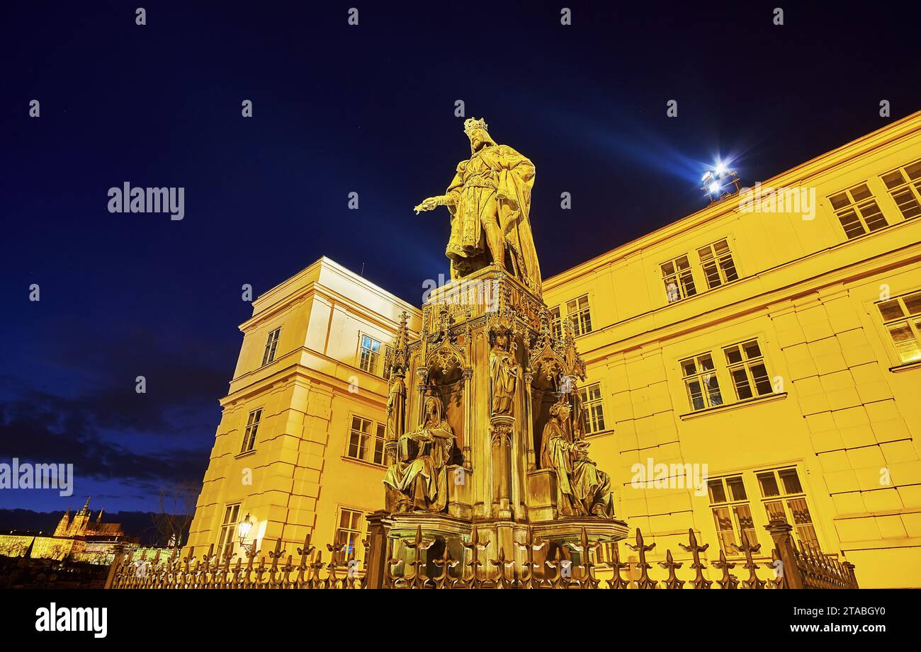 Le decorazioni gotiche scolpite del monumento di Carlo IV nella storica Piazza dei Crociati, Praga, Cechia Foto Stock