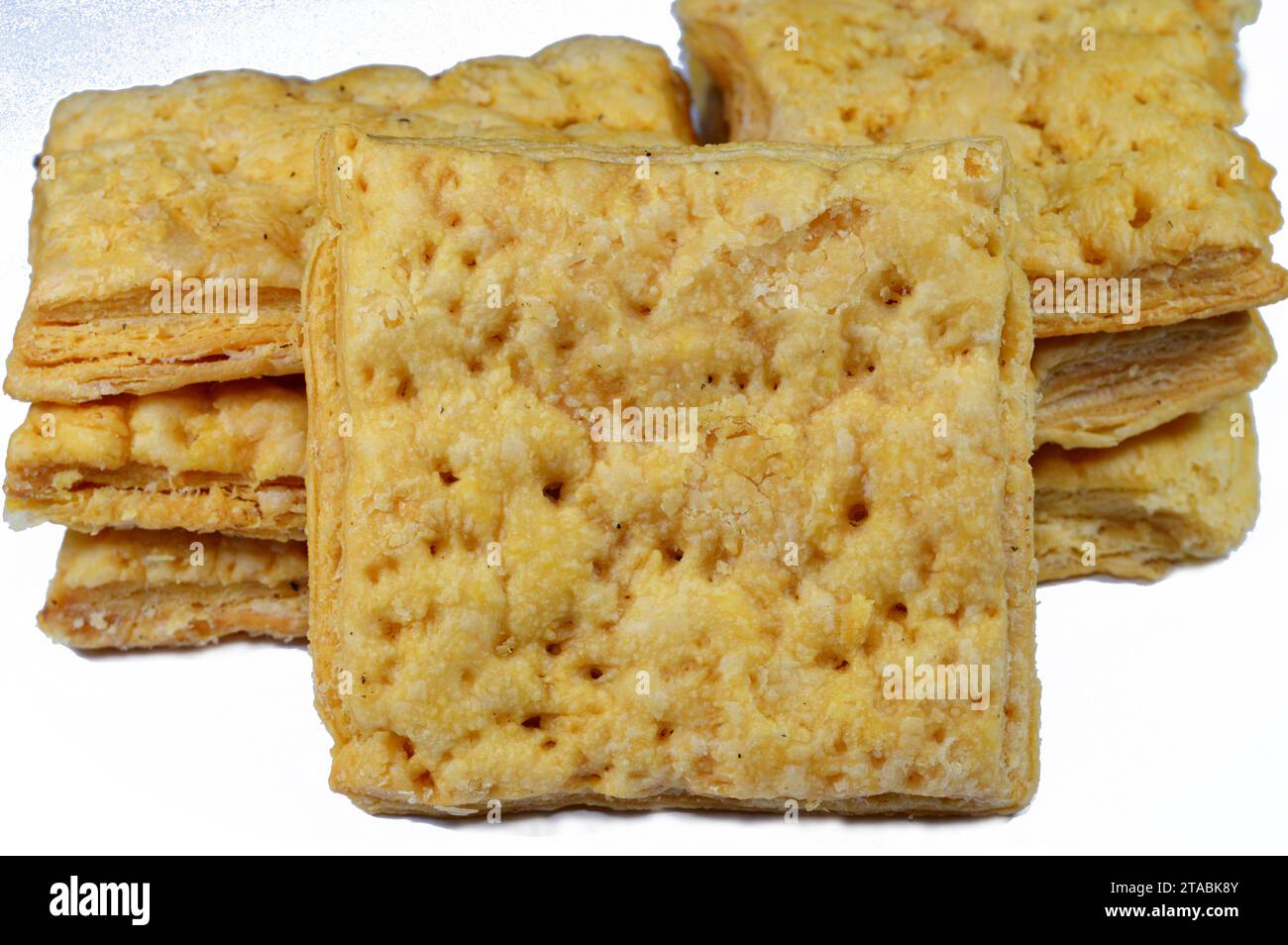 mille-feuille, millefeuille, Napoleone, vaniglia e fetta di crema pasticcera, un dessert francese a base di pasta sfoglia stratificata con crema pasticcera, fatto in modo tradizionale Foto Stock