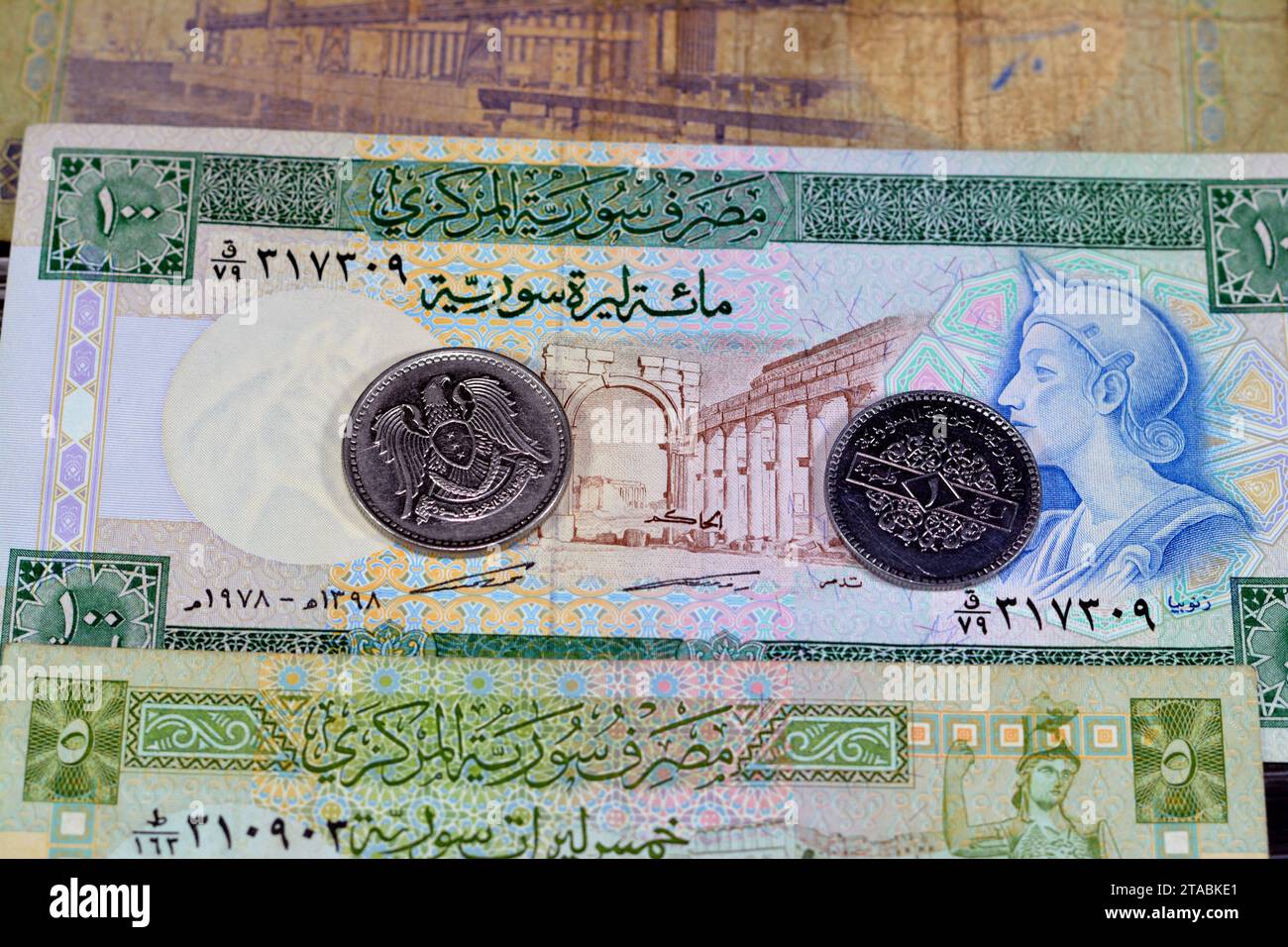 Moneta siriana sfondo di vecchie monete e banconote di Livres Liras di epoche diverse, vecchie monete e banconote retrò della Siria, tasso di cambio, eco Foto Stock