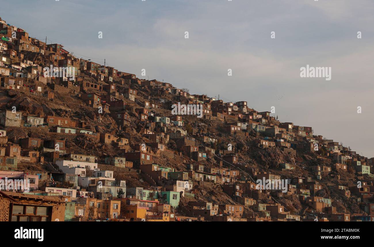 Vista della città di Kabul | edifici in cima alla collina Foto Stock