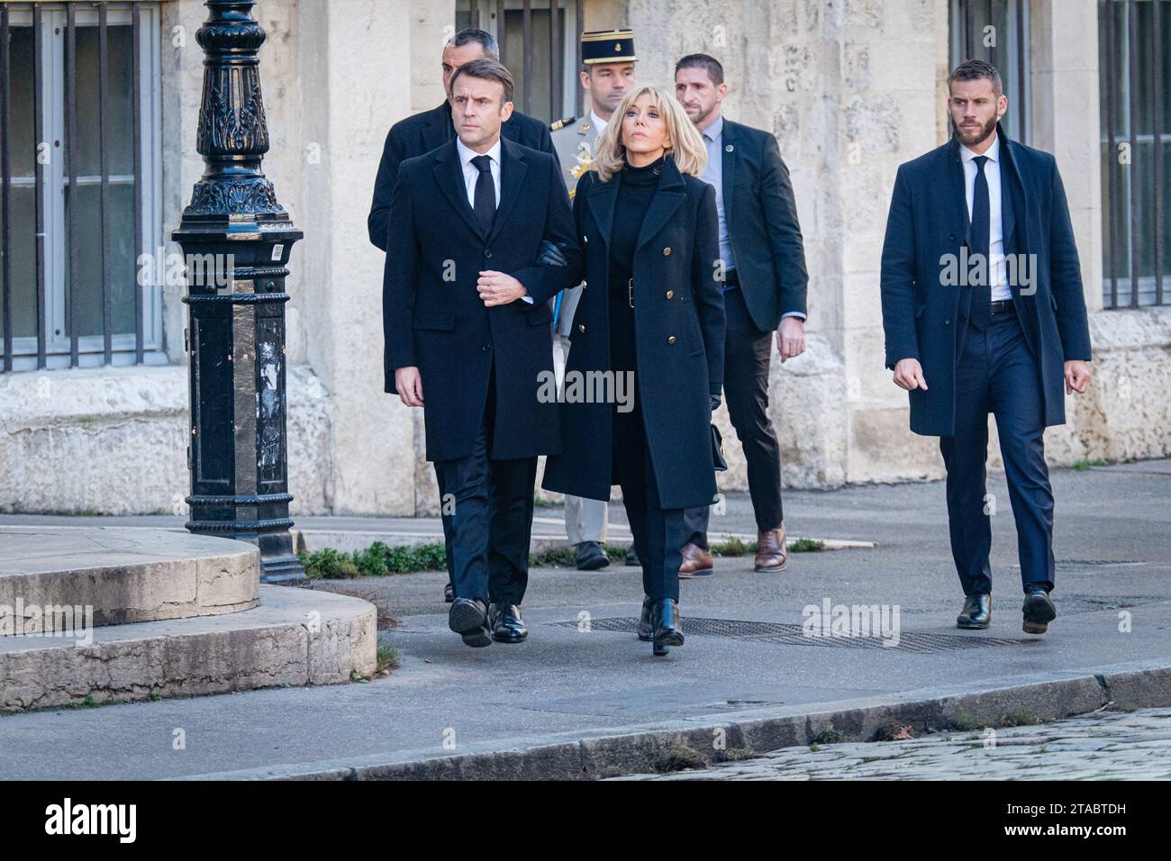 Francia, Lione, 2023-11-29. Il presidente Emmanuel Macron con sua moglie Brigitte arriva alla cattedrale di Saint Jean per il funerale di Gerard Collomb, il for Foto Stock
