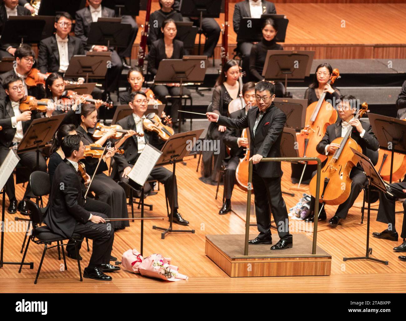 Pechino, Australia. 28 novembre 2023. I membri della China National Symphony Orchestra si esibiscono alla Sydney Opera House di Sydney, Australia, 28 novembre 2023. Più di 80 musicisti della China National Symphony Orchestra hanno eseguito composizioni occidentali e cinesi alla Sydney Opera House il martedì. Credito: HU Jingchen/Xinhua/Alamy Live News Foto Stock