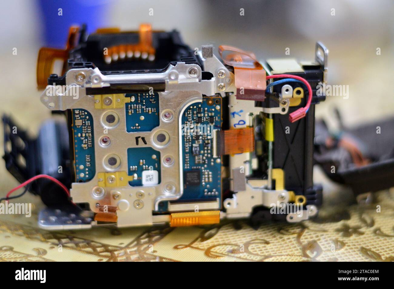 Cairo, Egitto, 2 novembre 2023: Riparazione dell'interno della carrozzeria di una fotocamera digitale DSLR fotografica e video da parte di tecnici o ingegneri, macchine fotografiche e attrezzature tecnologiche Foto Stock