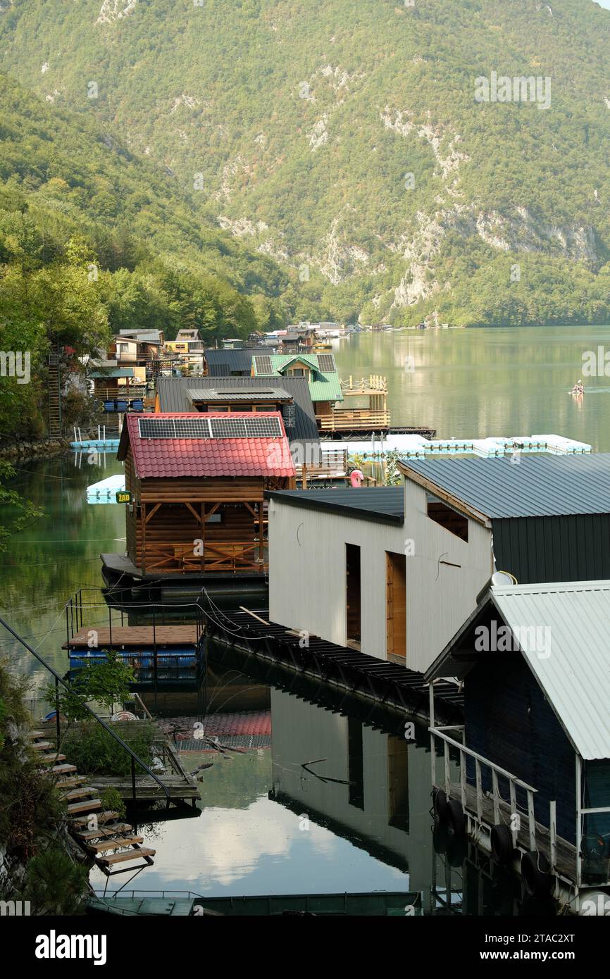 Case galleggianti lungo la costa del lago Perucac - fiume Drina, Bajina basta, Serbia Foto Stock