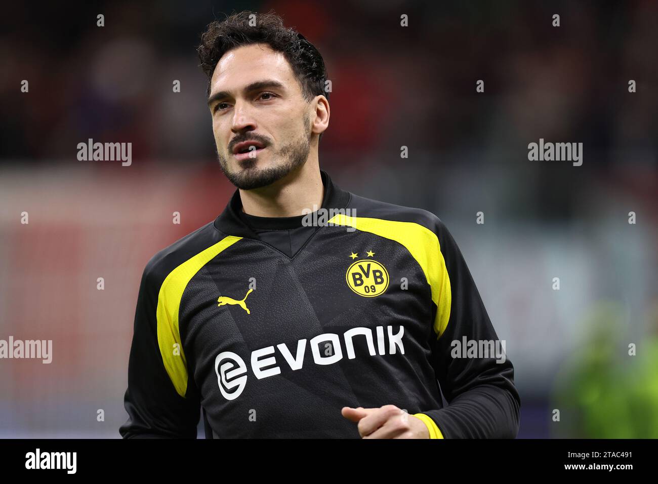 Mats Hummels del Borussia Dortmund durante il riscaldamento prima della partita di UEFA Champions League tra AC Milan e Borussia Dortmund allo Stadio Giuseppe Meazza il 28 novembre 2023 a Milano. Foto Stock