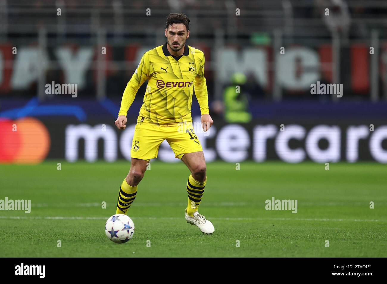 Mats Hummels del Borussia Dortmund in azione durante la partita di UEFA Champions League tra AC Milan e Borussia Dortmund allo Stadio Giuseppe Meazza il 28 novembre 2023 a Milano. Foto Stock