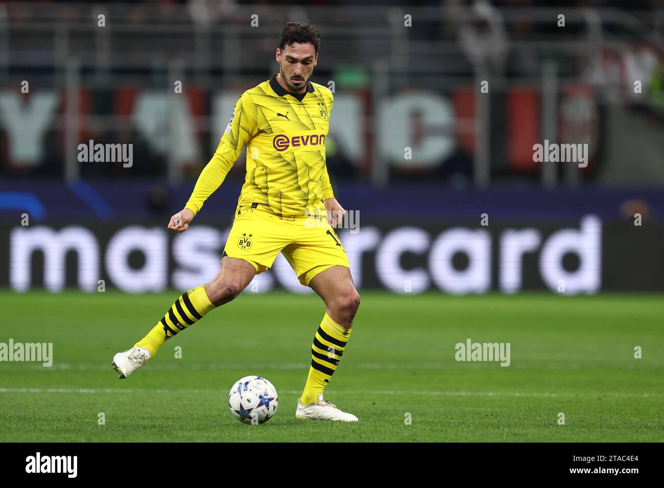 Mats Hummels del Borussia Dortmund in azione durante la partita di UEFA Champions League tra AC Milan e Borussia Dortmund allo Stadio Giuseppe Meazza il 28 novembre 2023 a Milano. Foto Stock