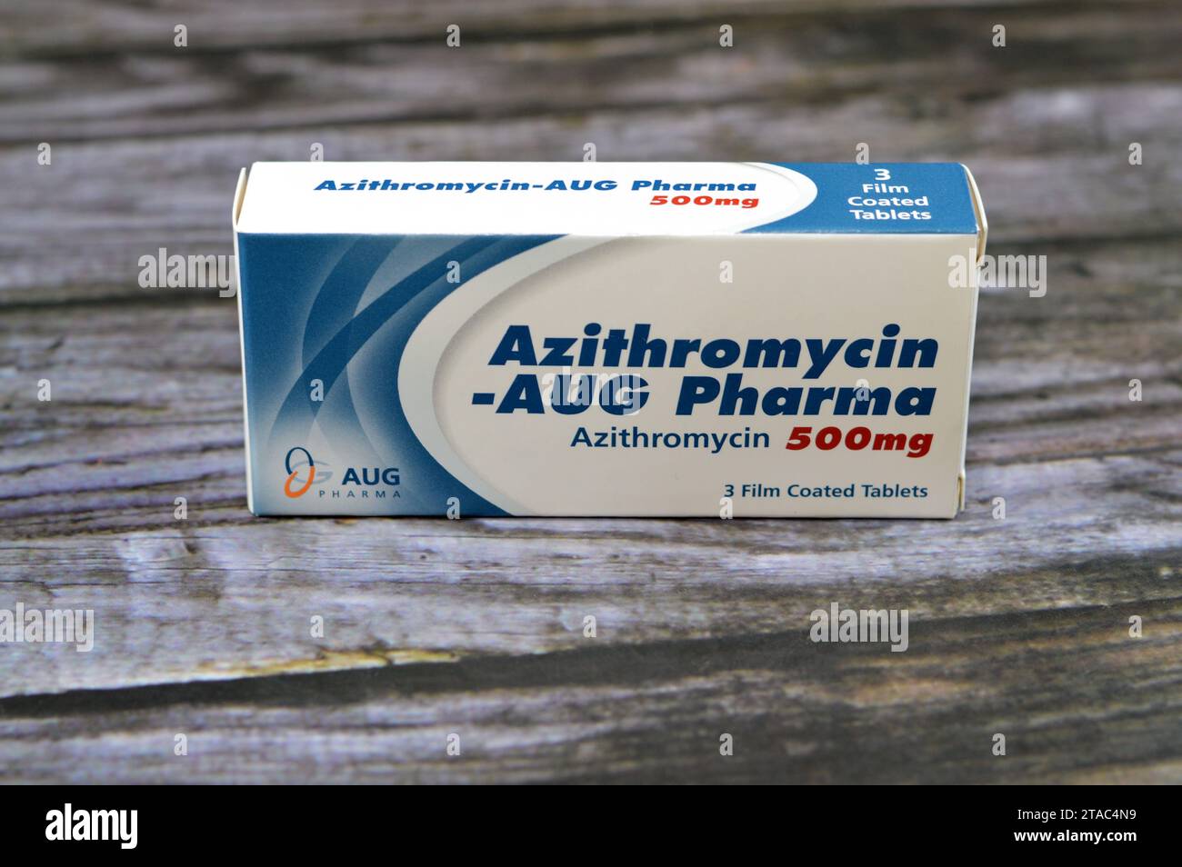 Cairo, Egitto, 15 ottobre 2023: Azitromicina 500mg compresse di AUG Pharma, un antibiotico macrolidico ad ampio spettro con una lunga emivita e un alto grado Foto Stock