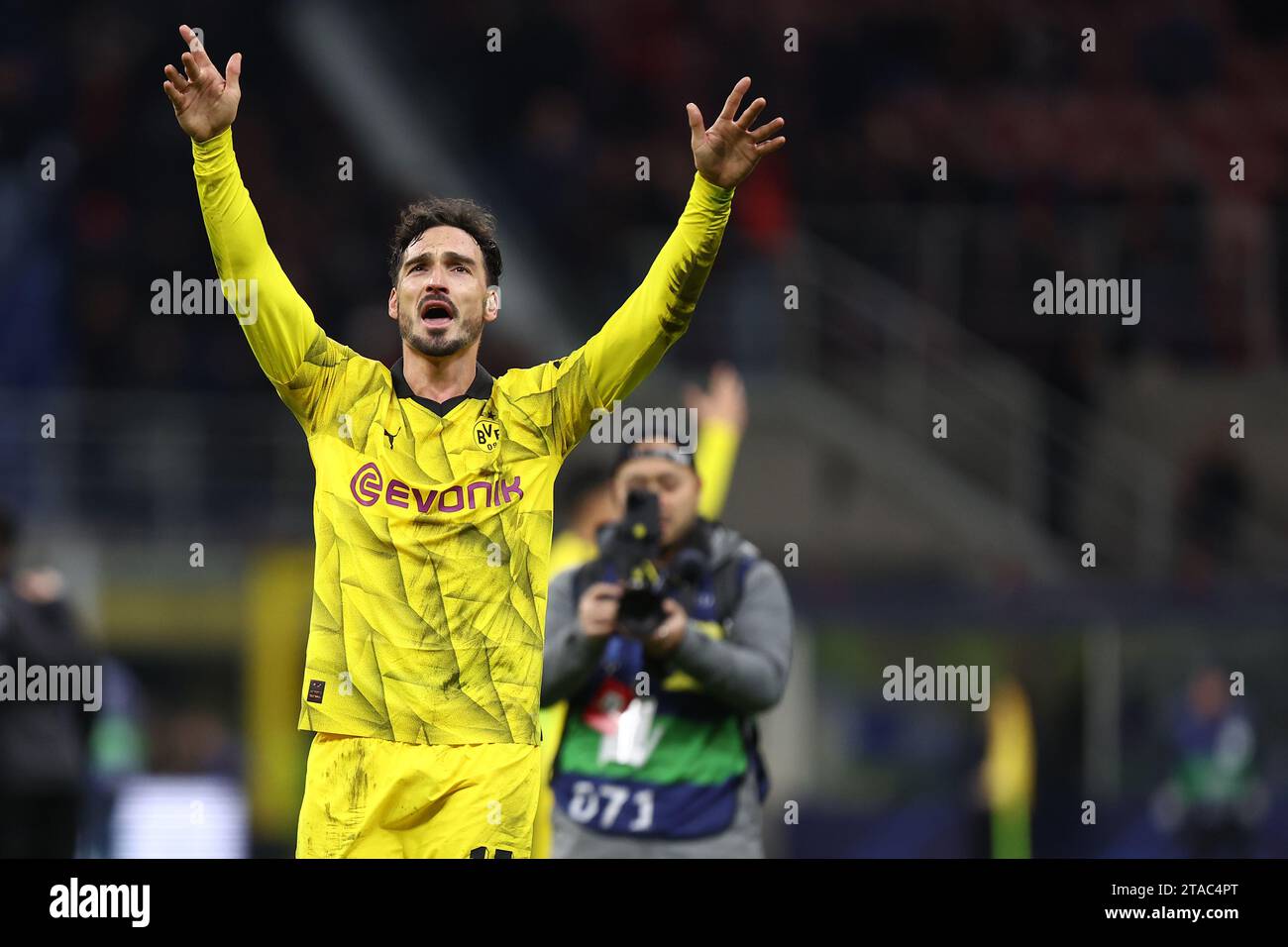 Mats Hummels del Borussia Dortmund festeggia al termine della partita di UEFA Champions League tra AC Milan e Borussia Dortmund allo Stadio Giuseppe Meazza il 28 novembre 2023 a Milano. Foto Stock