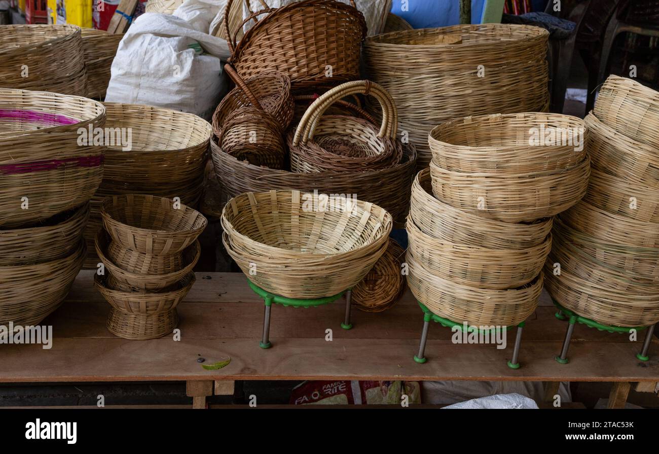 cestino di bambù tradizionale tenuto per la vendita al festival all'aperto da un angolo piatto Foto Stock