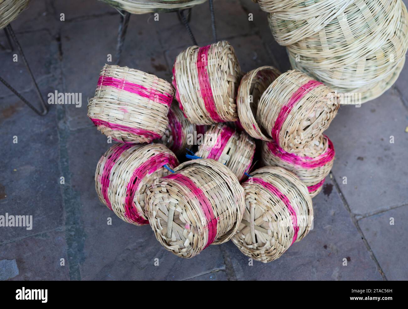 cestino di bambù tradizionale tenuto per la vendita al festival all'aperto da un angolo piatto Foto Stock