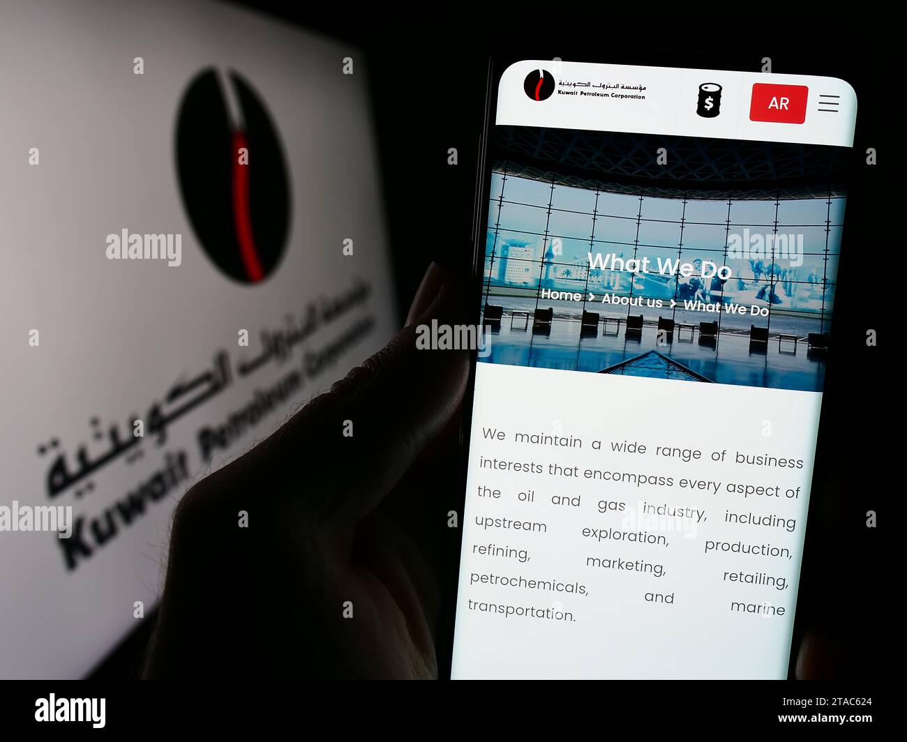 Persona che possiede uno smartphone con pagina web della società petrolifera kuwaitiana Kuwait Petroleum Corporation (KPC) con logo. Concentrarsi sul centro del display del telefono. Foto Stock