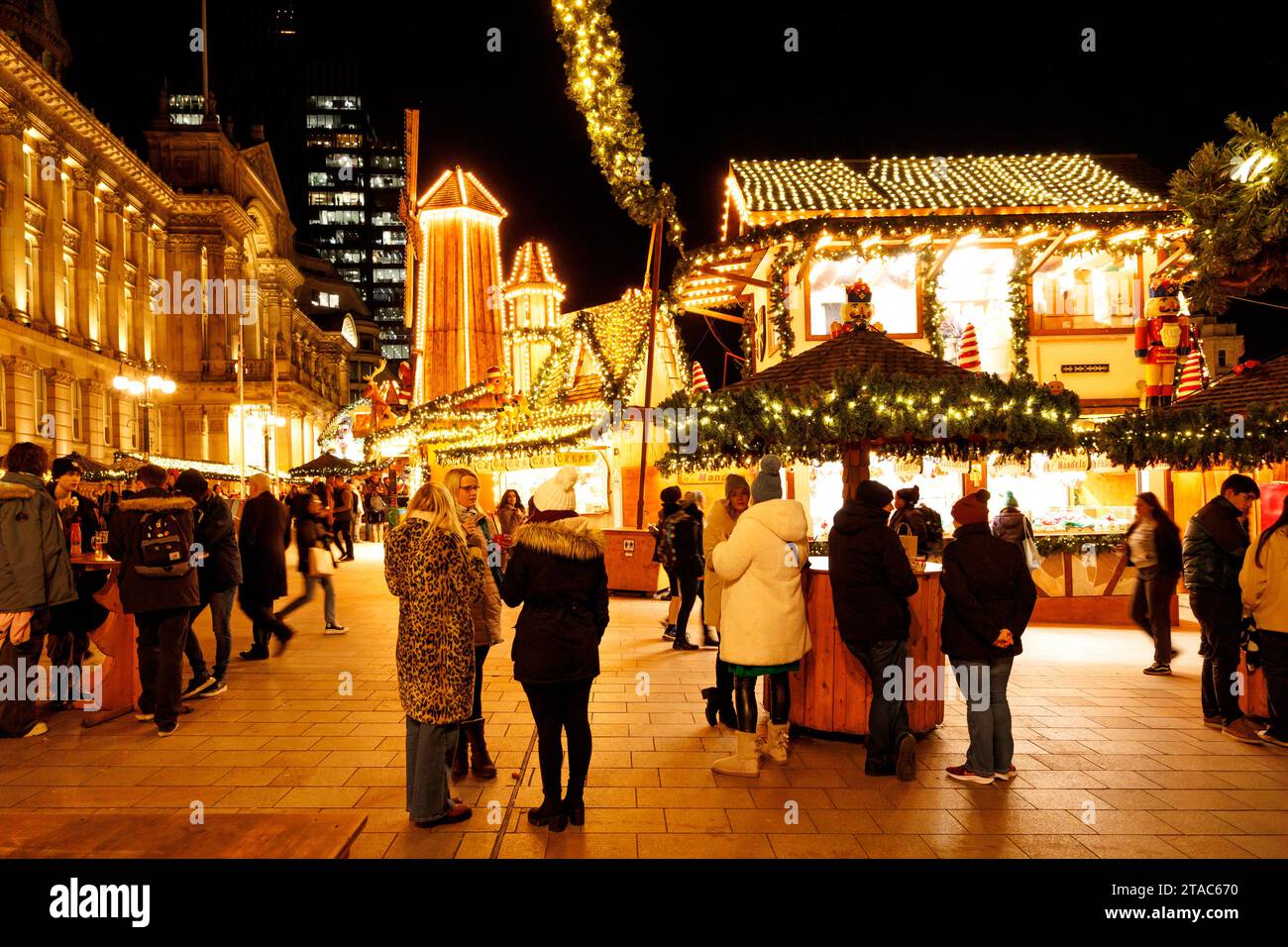 La vista di Victoria Square durante il mercato di Natale di Birmingham Francoforte. Il più grande autentico mercatino di Natale tedesco al di fuori della Germania o dell'Austria. Quest'anno l'iconica fontana del centro città "Floozie in the Jacuzzi", inondata di luce rossa e verde, si è unita ad altre attrazioni che accolgono migliaia di visitatori da tutto il mondo. Oltre 100 bancarelle fiancheggiavano le strade principali del centro città e il mercato sarà aperto fino alla vigilia di Natale. Il mercato natalizio di Francoforte di Birmingham offre una vasta gamma di prodotti e regali tradizionali e una selezione di cibi e bevande allettanti. Foto Stock