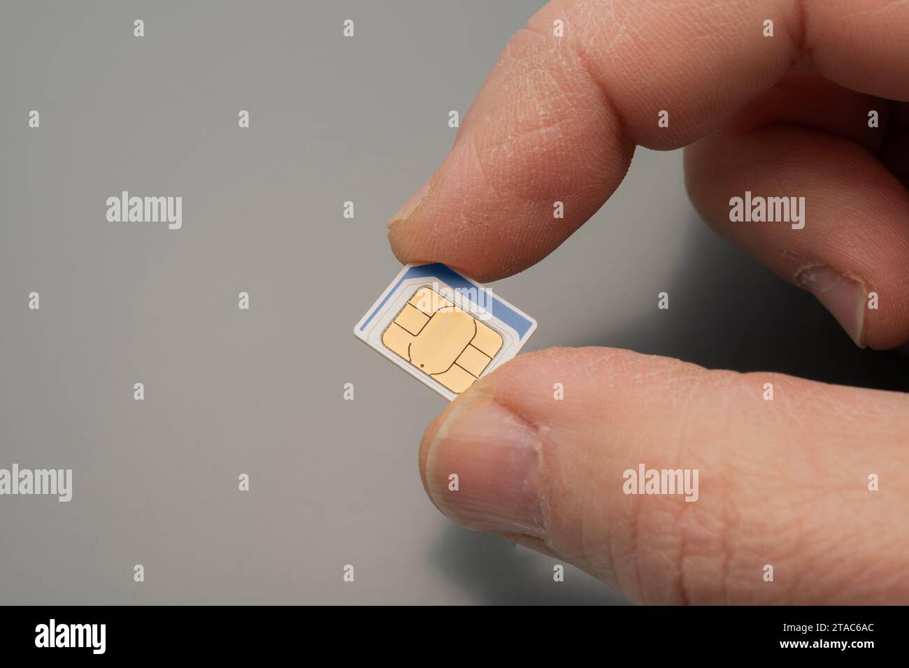 Scheda micro sim nano tra il dito dell'uomo Foto Stock