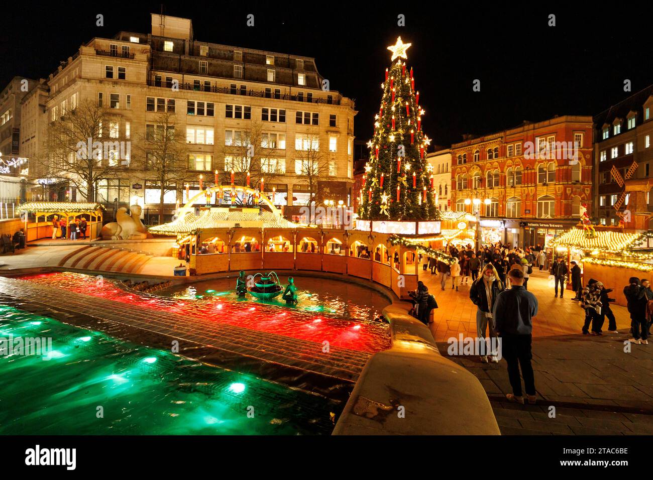 La vista di Victoria Square durante il mercato di Natale di Birmingham Francoforte. Il più grande autentico mercatino di Natale tedesco al di fuori della Germania o dell'Austria. Quest'anno l'iconica fontana del centro città "Floozie in the Jacuzzi", inondata di luce rossa e verde, si è unita ad altre attrazioni che accolgono migliaia di visitatori da tutto il mondo. Oltre 100 bancarelle fiancheggiavano le strade principali del centro città e il mercato sarà aperto fino alla vigilia di Natale. Il mercato natalizio di Francoforte di Birmingham offre una vasta gamma di prodotti e regali tradizionali e una selezione di cibi e bevande allettanti. Foto Stock