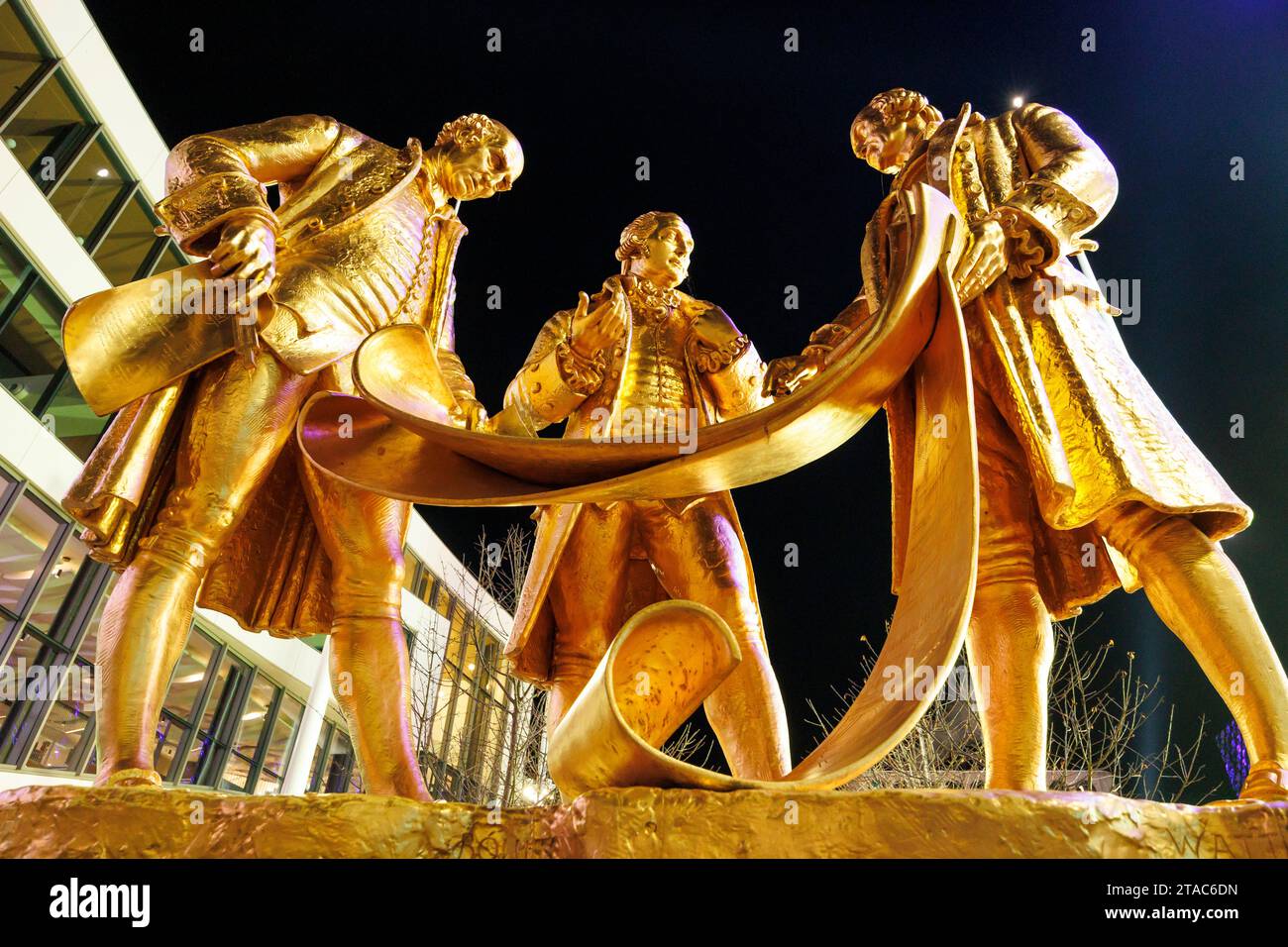 Statua di Matthew Boulton, James Watt e William Murdoch di William Boyle situata in Broad Street, Birmingham. Questa statua in bronzo dorato, conosciuta come i "Golden Boys" (e anche i "Carpet Salesmen"!) Onora Matthew Boulton, James Watt e William Murdoch. Vengono mostrati mentre studiano i piani dei motori a vapore. Insieme questi tre rivoluzionarono il motore a vapore, la tecnologia che avrebbe letteralmente guidato la rivoluzione industriale. Foto Stock