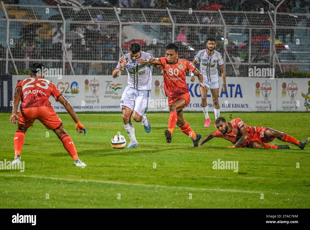 Hugo Boume si muove abilmente attraverso i difensori del Punjab FC in un affascinante Durand Cup match, sotto la pioggia battente di Kishore Bharati Krirangan Foto Stock