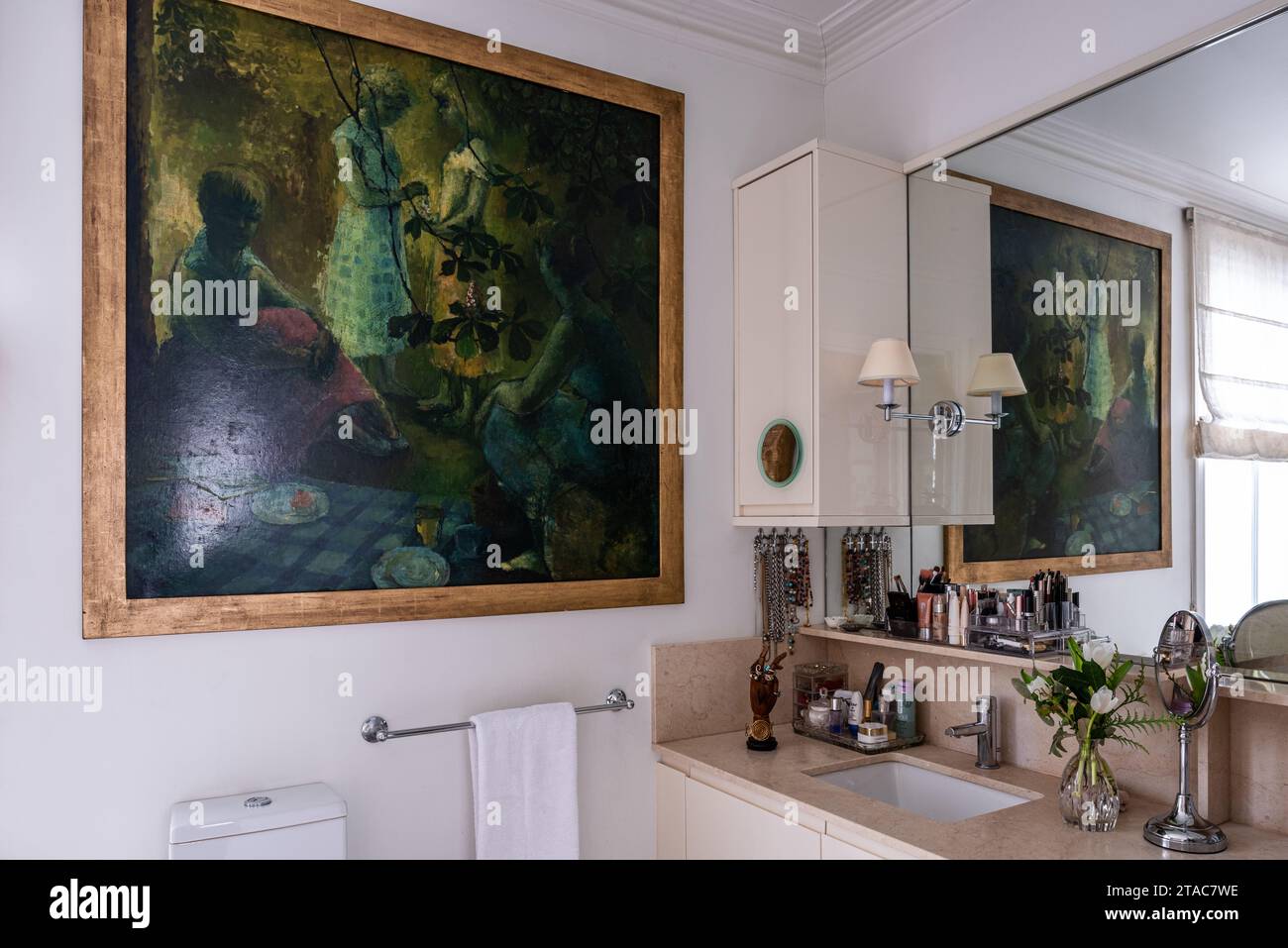 Grandi opere d'arte incorniciate nel bagno della casa di Londra ovest del tardo XIX secolo. Foto Stock