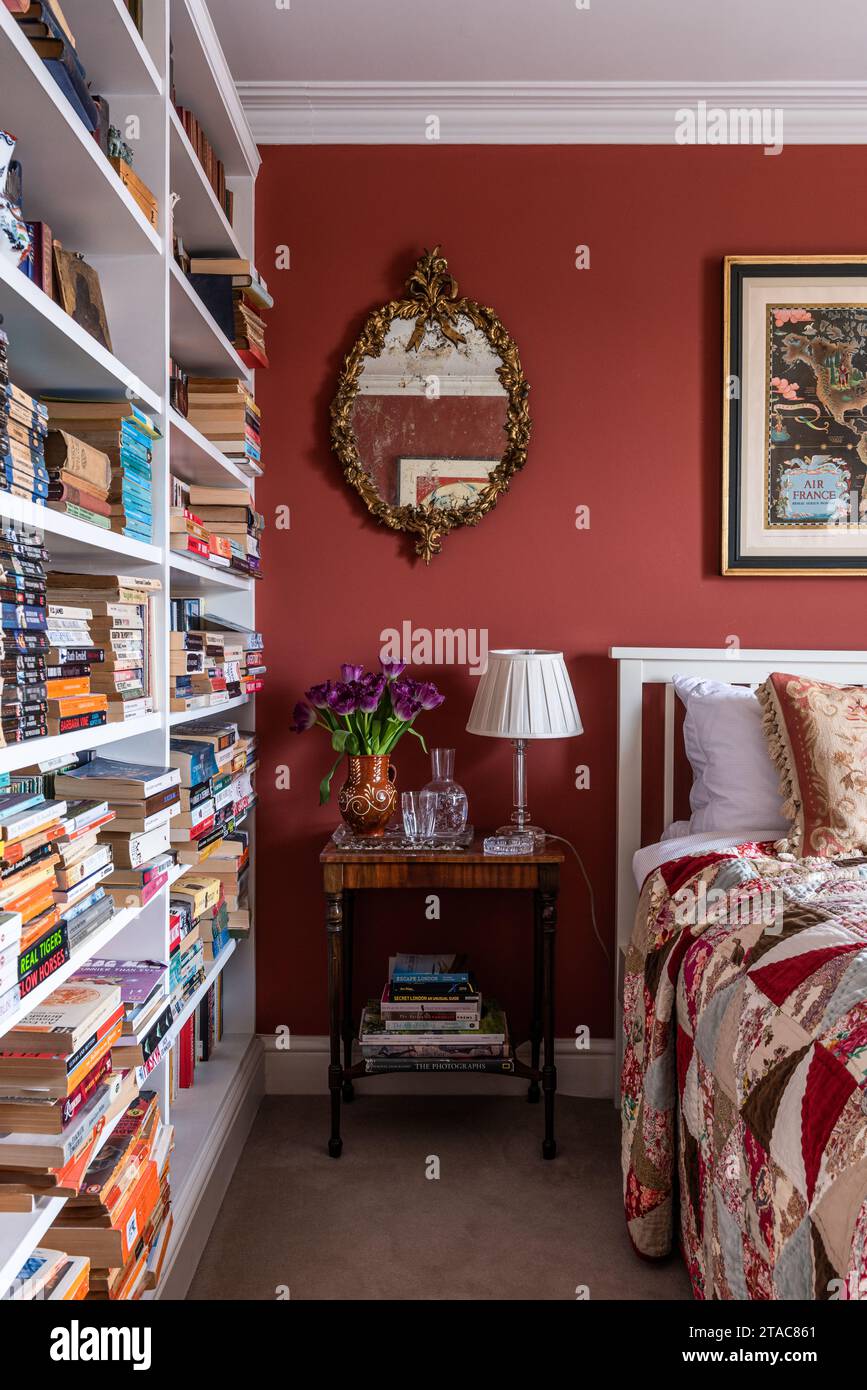 Collezione di libri cartacei in camera egiziana rossa della casa di Londra ovest del tardo XIX secolo. Foto Stock