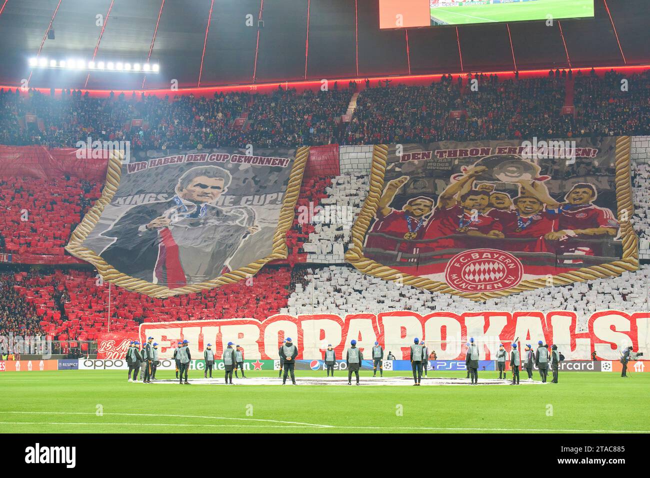 Tifosi FCB con coro, Jupp Heynckes, ex allenatore FCB Thomas MUELLER, Müller, FCB 25 Philipp LAHM ex Profi und DFB Kapitaen, Mario Mandzukic, Franck Ribery, Arjen Robben nella fase a gironi partita FC BAYERN MUENCHEN - FC COPENHAGEN 0-0 di calcio UEFA Champions League nella stagione 2023/2024 a Monaco, 29 novembre 2023. Gruppenphase, Kopenhagen, FCB, München © Peter Schatz / Alamy Live News Foto Stock