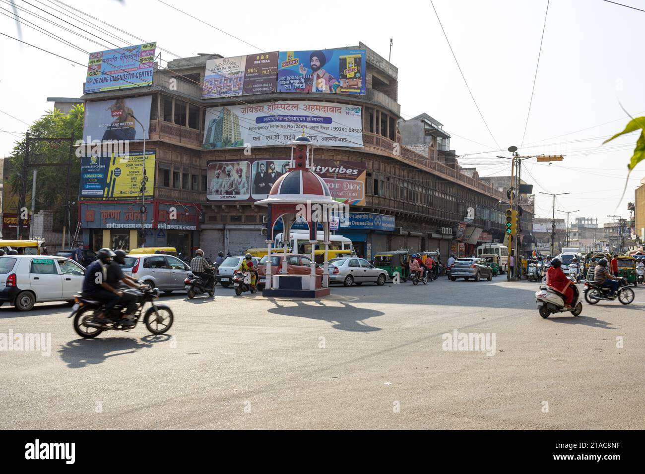 Il 6 novembre 2023, a jodhpur rajasthan india, il traffico cittadino affollato al segnale di controllo del traffico da diverse angolazioni, viene scattata un'immagine a jodhpur rajasthan india. Foto Stock