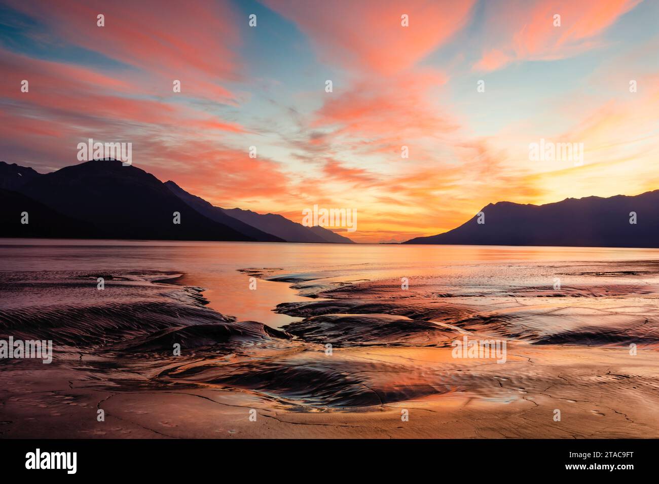 Chugach Mountains e distese di marea al tramonto, Turnagain Arm, Alaska Foto Stock