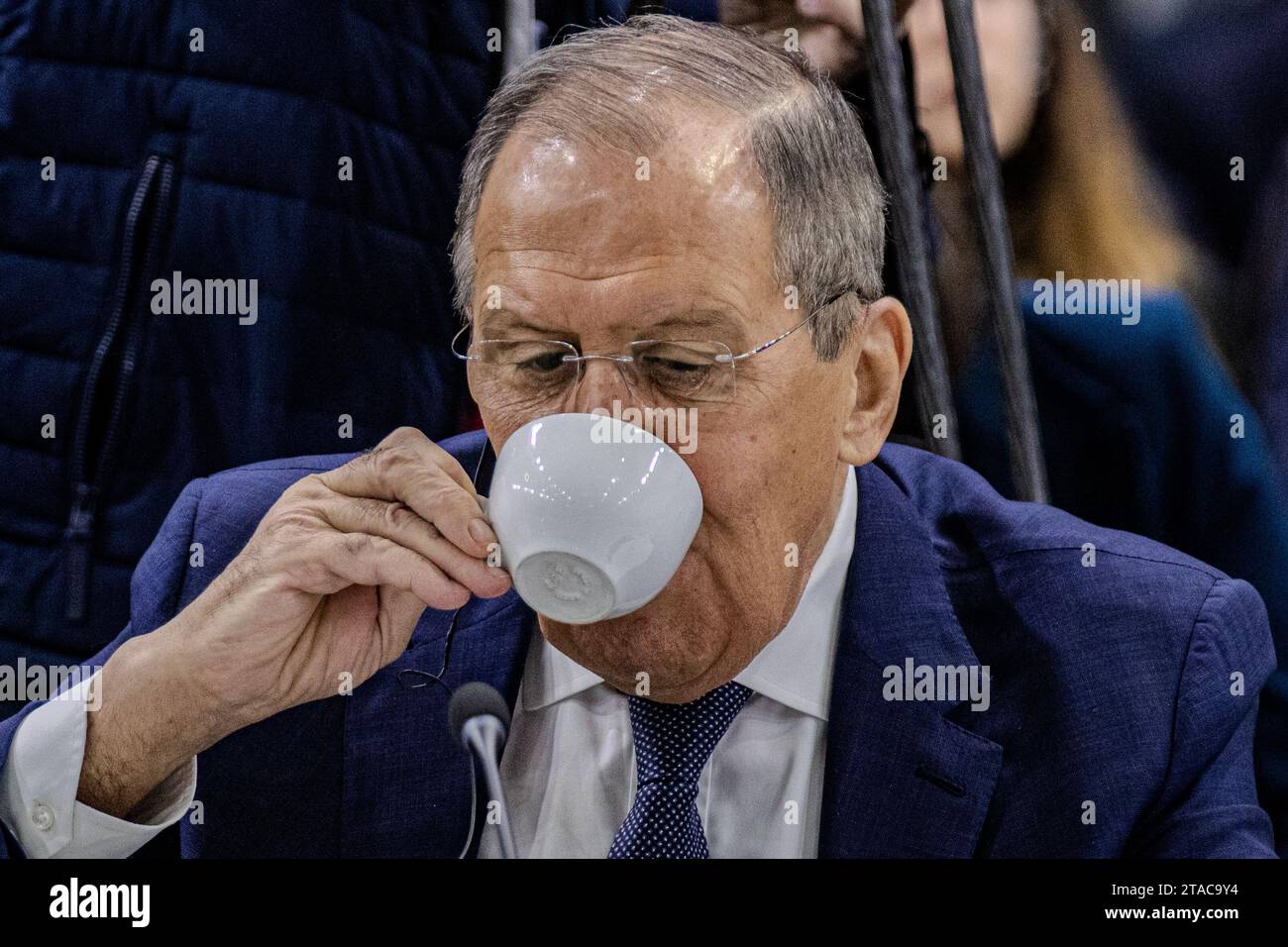 Il ministro degli Esteri russo Sergei Lavrov sorseggia la sua tazza di caffè all'inizio della riunione del Consiglio ministeriale dell'OSCE presieduta dalla Macedonia del Nord a Skopje giovedì 30 novembre 2023. (VX Photo/Vudi Xhymshiti) Foto Stock