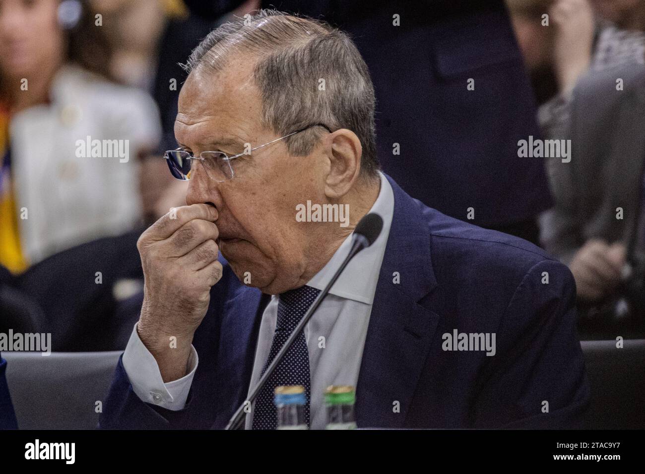 Il ministro degli Esteri russo Sergei Lavrov prende il naso all'inizio della riunione del Consiglio ministeriale dell'OSCE presieduta dalla Macedonia del Nord a Skopje giovedì 30 novembre 2023. (Foto: VX Photo/Vudi Xhymshiti) Foto Stock