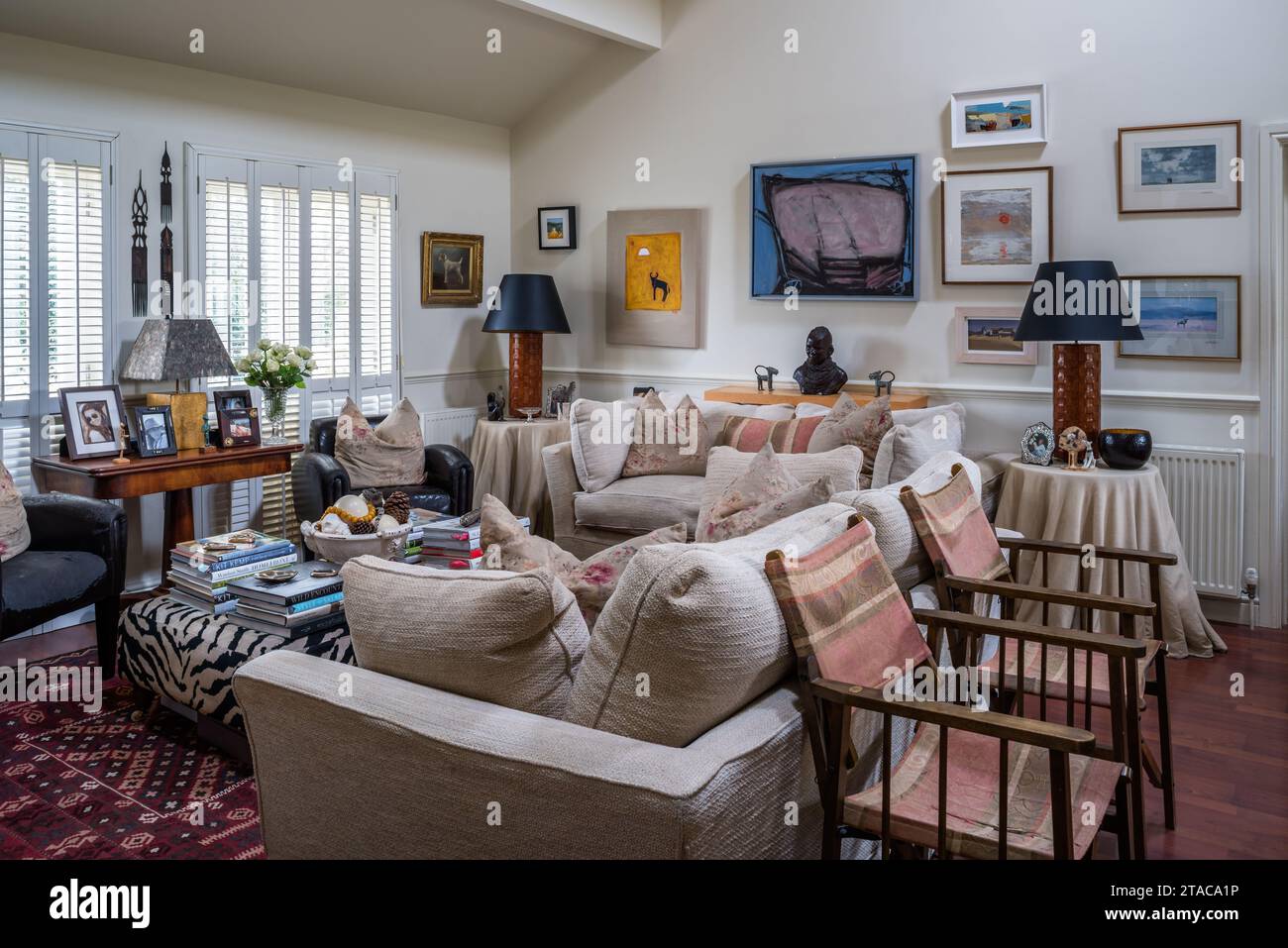 Divano e sedie registe di Andrew Martin nella casa Truro a un piano, Cornovaglia, Regno Unito. Foto Stock