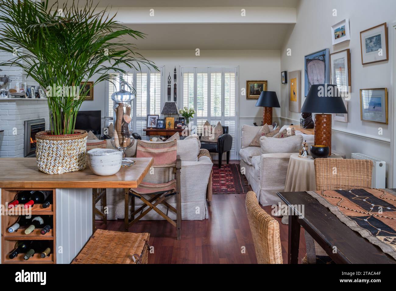Divano e sedie di Andrew Martin nella casa Truro a un piano, Cornovaglia, Regno Unito. Foto Stock