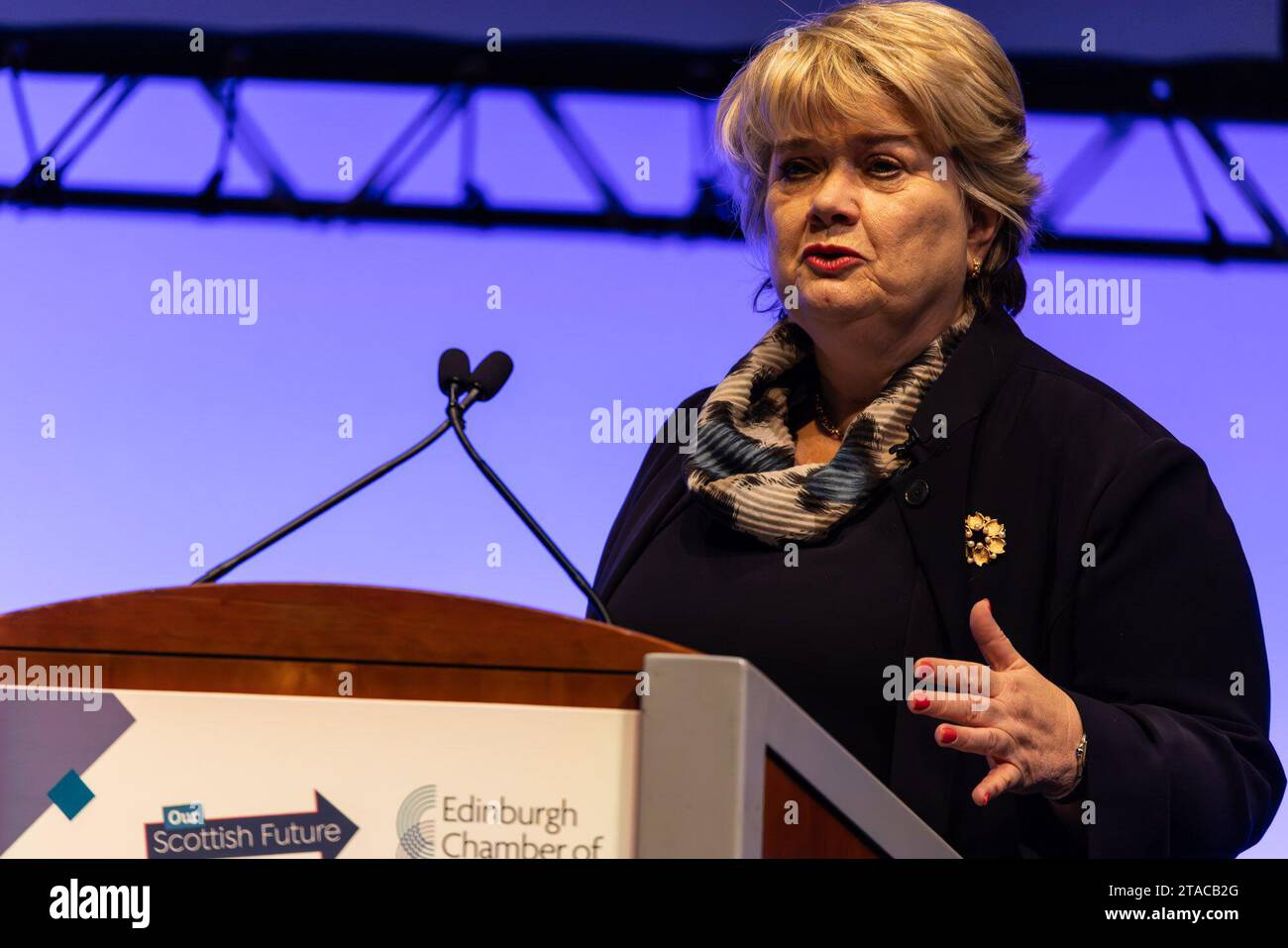 Edimburgo, Regno Unito. 30 novembre 2023 nella foto: Provost and Vice-Principal of Heriot-Watt University Dubai, Dame Heather McGregor tiene un discorso alla conferenza dal titolo How Scotland's Education Sector CAN power a growth economy. Il think tank, Our Scottish Future, istituito dall'ex primo ministro Gordon Brown, tiene una conferenza dal titolo Better Jobs, Better Skills, Better Pay presso l'EICC di Edimburgo. Crediti: Rich Dyson/Alamy Live News Foto Stock