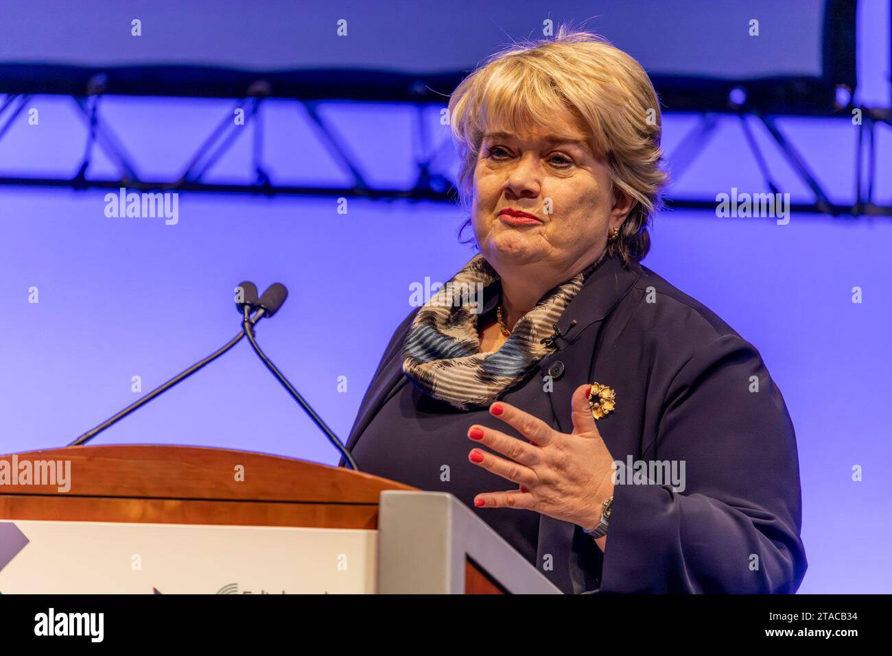 Edimburgo, Regno Unito. 30 novembre 2023 nella foto: Provost and Vice-Principal of Heriot-Watt University Dubai, Dame Heather McGregor tiene un discorso alla conferenza dal titolo How Scotland's Education Sector CAN power a growth economy. Il think tank, Our Scottish Future, istituito dall'ex primo ministro Gordon Brown, tiene una conferenza dal titolo Better Jobs, Better Skills, Better Pay presso l'EICC di Edimburgo. Crediti: Rich Dyson/Alamy Live News Foto Stock