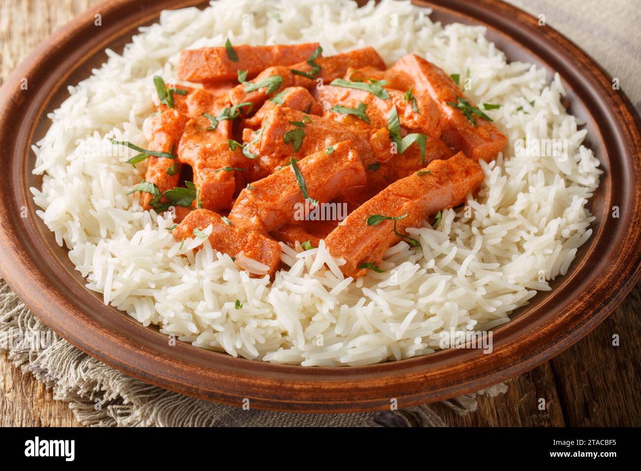 Korvstroganoff è la versione svedese di un piatto noto come Stroganoff di manzo preparato con una salsiccia svedese falukorv con un contorno di riso primo piano Foto Stock Korvstroganoff è la versione svedese di un piatto noto come Stroganoff di manzo preparato con una salsiccia svedese falukorv con un contorno di riso primo piano Foto Stock