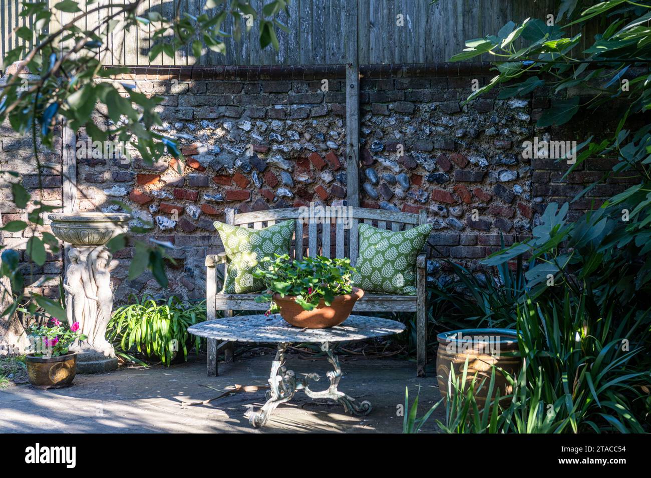 Panca e tavolo sulla terrazza privata in stile Art and Crafts degli anni '1930. Hove, East Sussex, Regno Unito Foto Stock