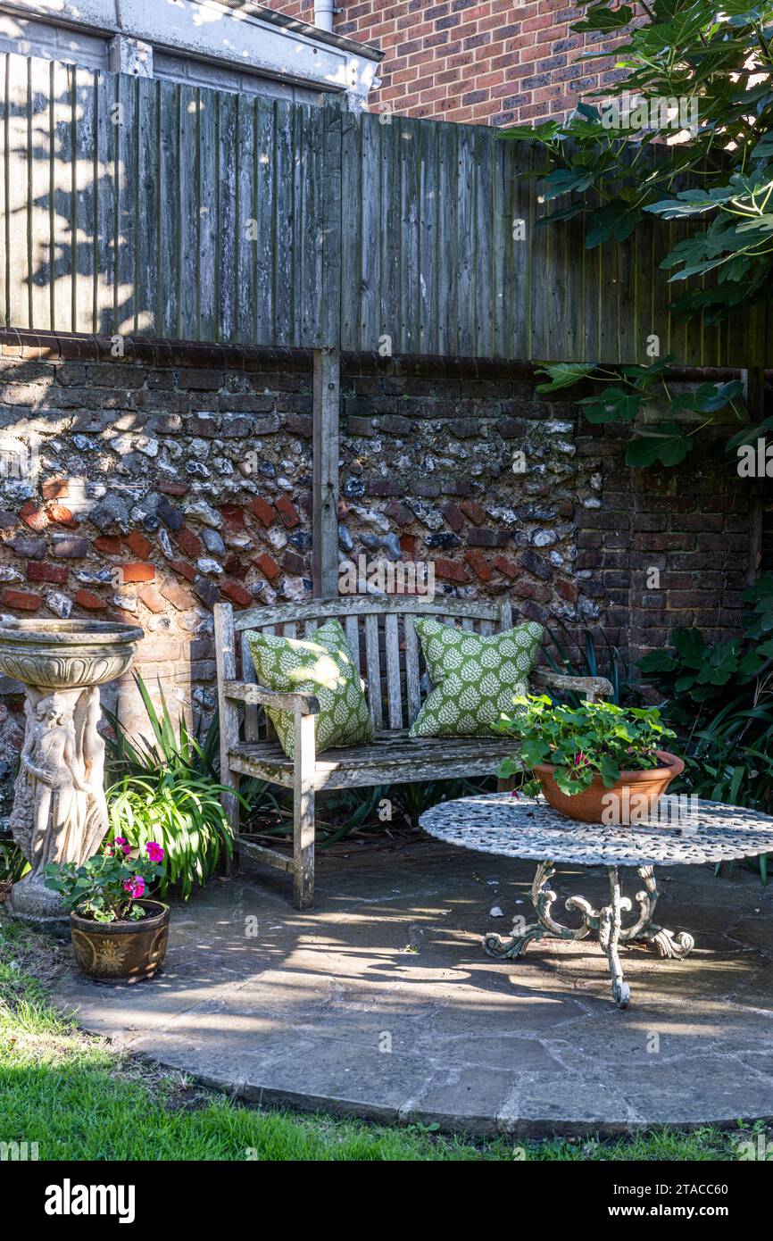 Panca e tavolo sulla terrazza privata in stile Art and Crafts degli anni '1930. Hove, East Sussex, Regno Unito Foto Stock