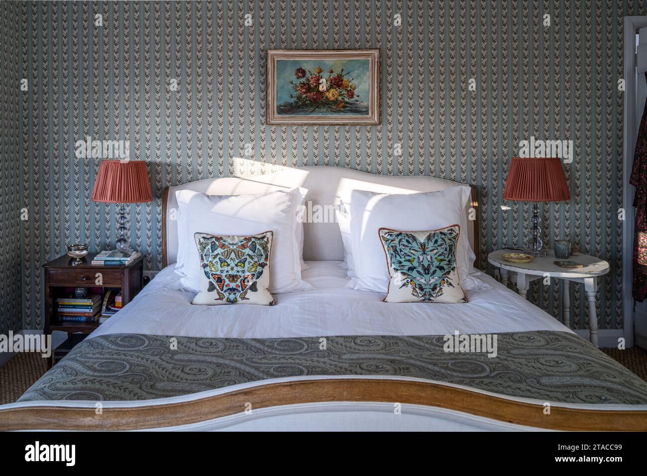 Letto Antoinette con cuscini Liberty in stile Art and Crafts degli anni '1930. Hove, East Sussex, Regno Unito. Foto Stock