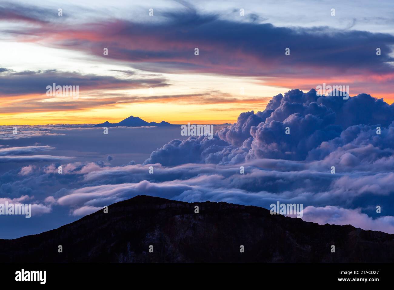 Incredibile paesaggio nuvoloso con mt. Rinjani all'orizzonte. Vista da mt. Agung all'alba. Bali, Indonesia. Foto Stock