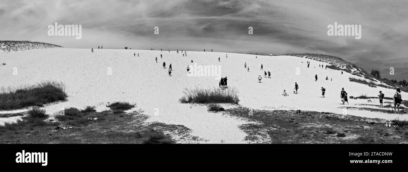 Persone che camminano a Sleeping Bear Dunes National Lakeshore, Empire, Michigan, Stati Uniti Foto Stock