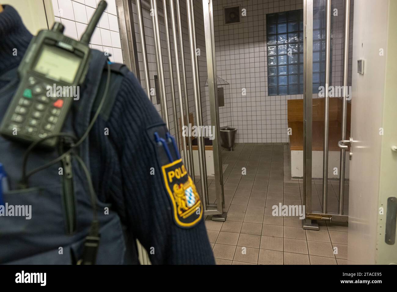 Monaco, Germania. 22 novembre 2023. Un agente di polizia si trova di fronte a una cella della stazione di polizia 11 nel centro della città. Crediti: Peter Kneffel/dpa/Alamy Live News Foto Stock