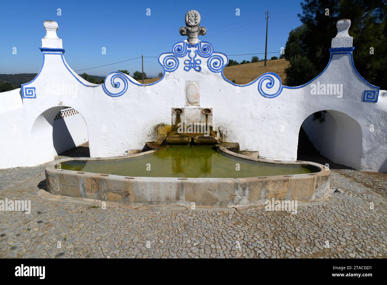 Arraiolos, fontana e lavanderia pubblica. Evora, Alentejo, Portogallo. Foto Stock