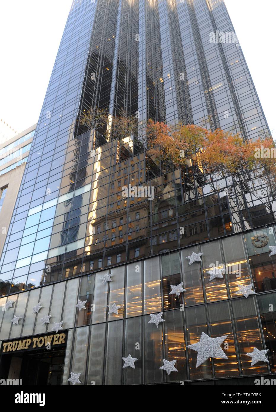 NEW York, NEW YORK - 10 novembre 2011: Ingresso alla Trump Tower sulla 56th Street e sulla 5th avenue a Manhattan. Foto Stock