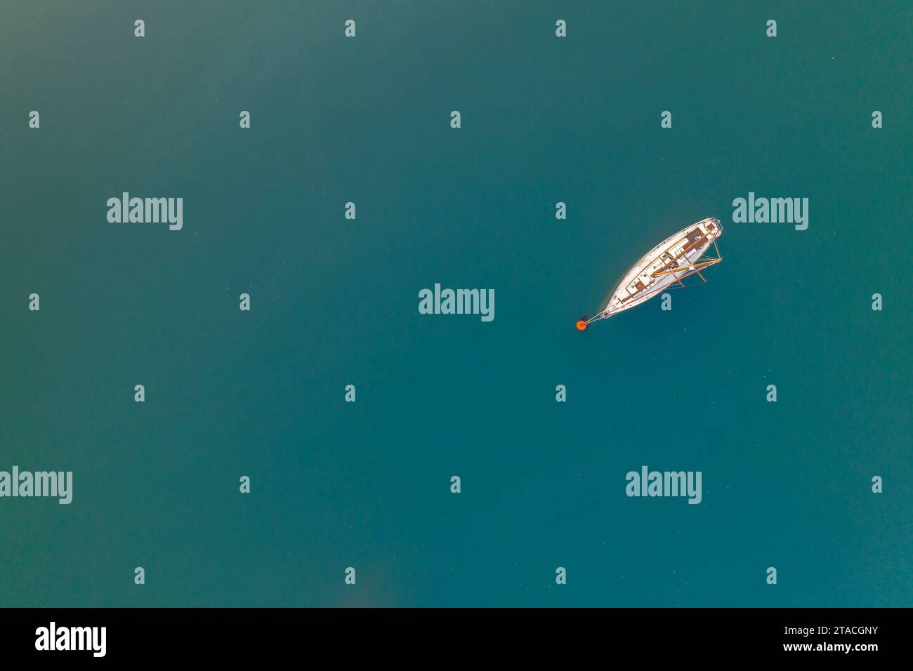 Veduta aerea dello yacht ormeggiato nell'estuario di Kingsbridge, Salcombe, Devon, Inghilterra. Autunno (settembre) 2021. Foto Stock