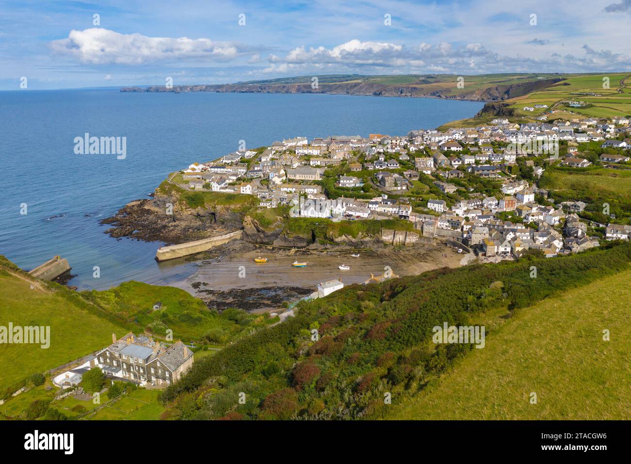 Vista aerea del villaggio di pescatori della Cornovaglia di Port Isaac sulla costa settentrionale della Cornovaglia, Inghilterra. Autunno (settembre) 2021. Foto Stock