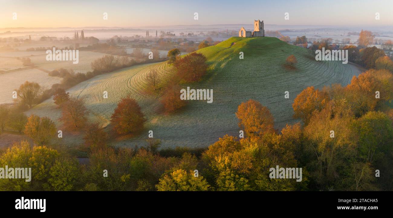 Vista aerea della chiesa di Burrow Mump in una splendida mattinata autunnale, Burrowbridge, Somerset, Inghilterra. Autunno (novembre) 2021. Foto Stock