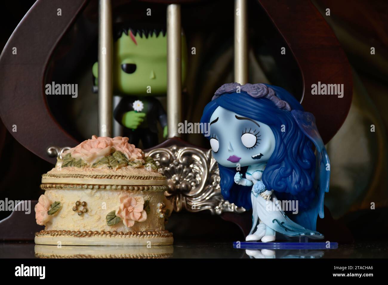 Funko Pop action figure del mostro di Frankenstein dietro le sbarre della prigione ed Emily del film d'animazione Corpse Bride. Portagioie vintage, romanticismo scuro. Foto Stock