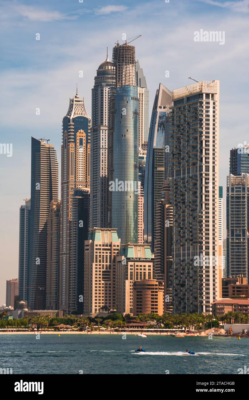 Grattacieli di Dubai Marina, molti sopra i 300 metri tutti, negli Emirati Arabi Uniti. Foto Stock