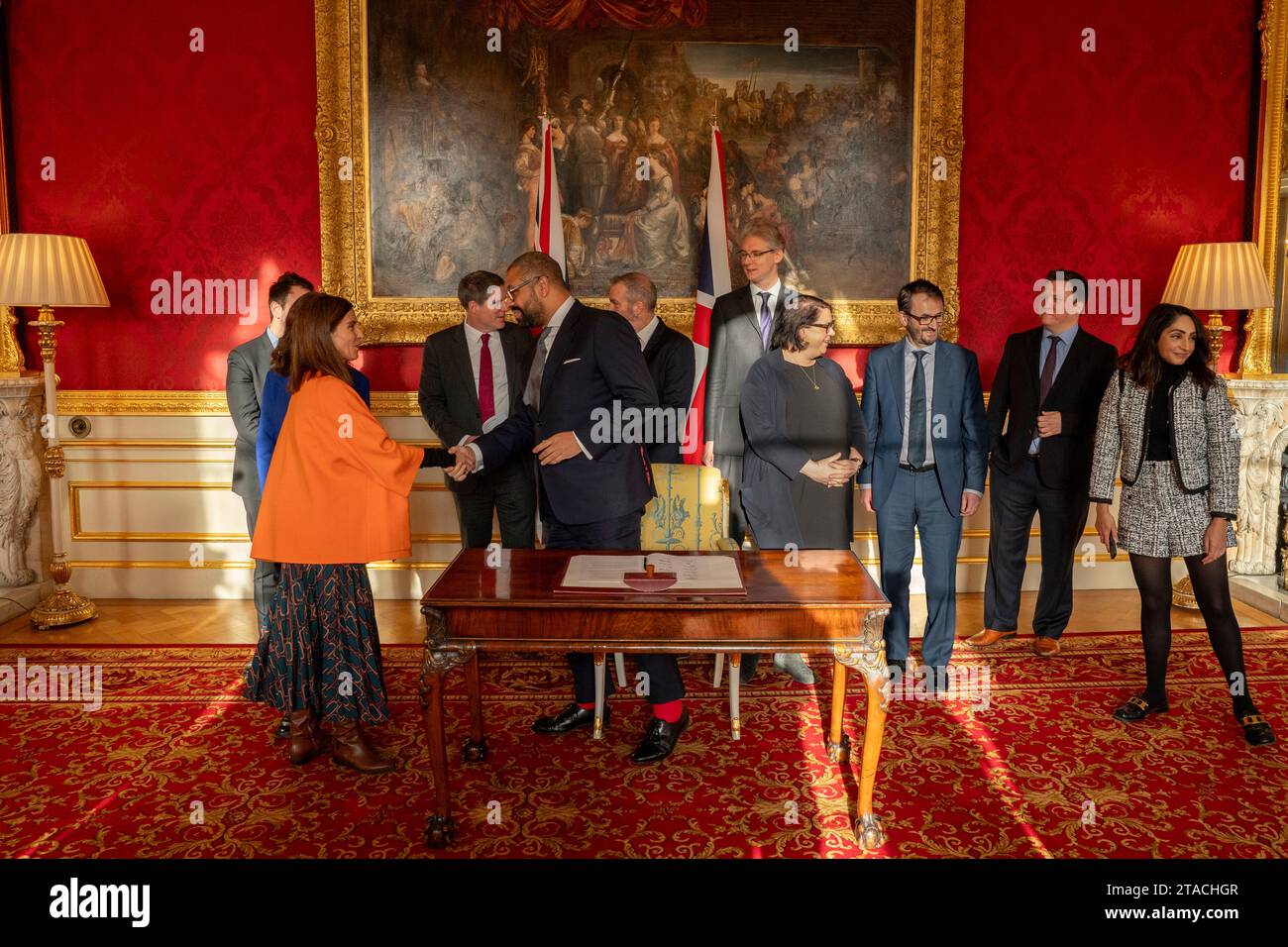 Il ministro degli interni James, in occasione di un evento, ha deciso di firmare l'accordo della carta delle frodi online, un contratto collettivo che mira a prevenire le frodi online, alla Lancaster House di Londra. Data foto: Giovedì 30 novembre 2023. Foto Stock