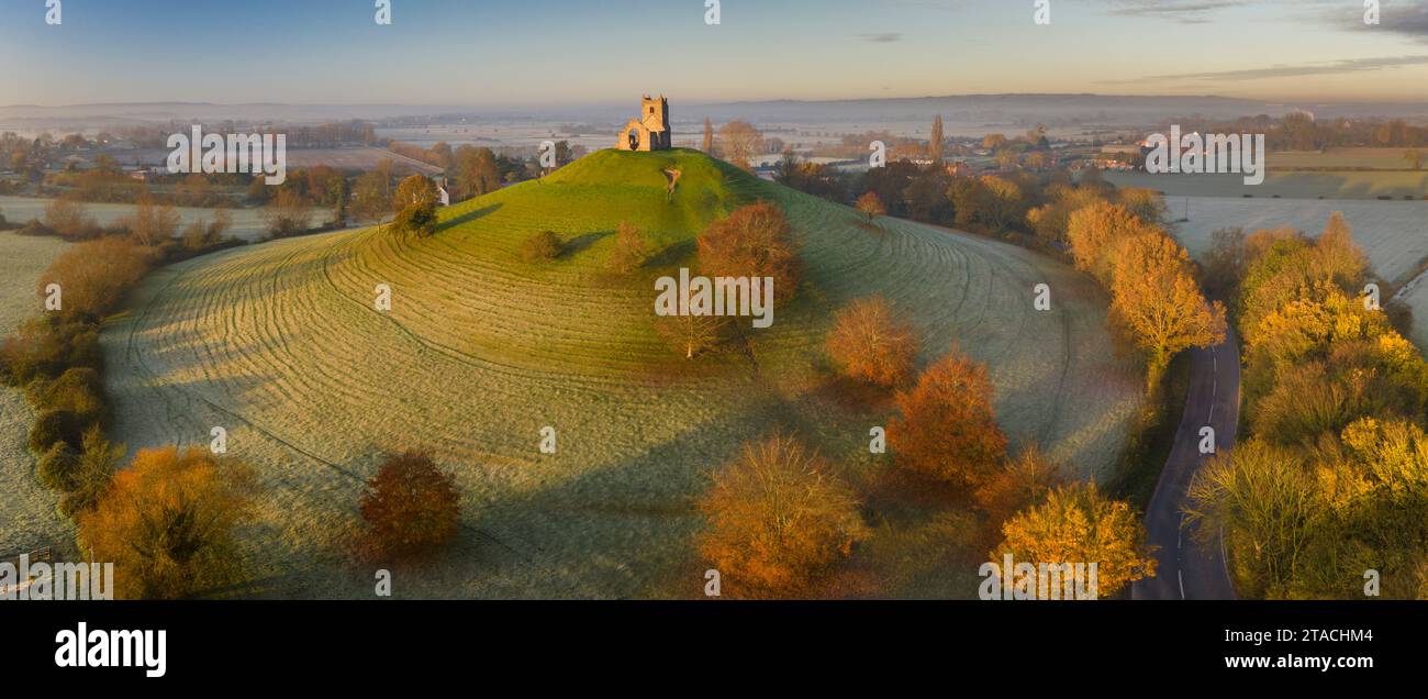 Vista aerea della chiesa di Burrow Mump in una splendida mattinata autunnale, Burrowbridge, Somerset, Inghilterra. Autunno (novembre) 2021. Foto Stock
